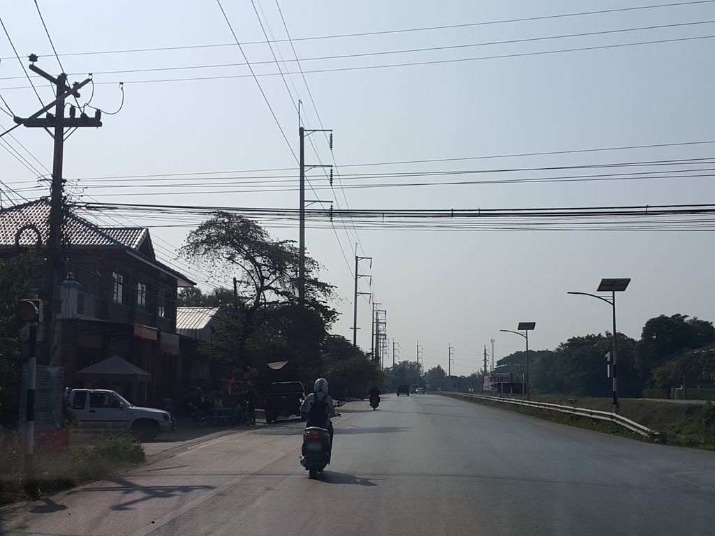 ภาพถนนตรงที่ ป.สปีด โปรแมชชีน ตั้งอยู่ ถ่ายโดย jrcarlsen พ.ศ. 2558 (2015) · A street-level view of where ป.สปีด โปรแมชชีน · Pa.Speed Pro Maetchin stands, by jrcarlsen in 2558 (2015)