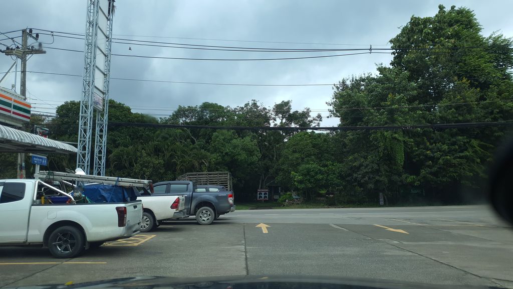 ภาพถนนตรงที่ 7-11 สาขาแม่แรม ตั้งอยู่ ถ่ายโดย jrcarlsen พ.ศ. 2563 (2020) · A street-level view of where 7-11 สาขาแม่แรม · 7-11 Sakha Mae Raem stands, by jrcarlsen in 2563 (2020)