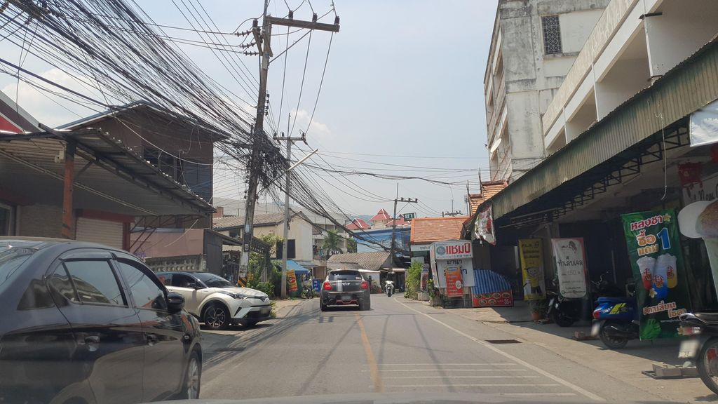 ภาพถนนตรงที่ บ้านมะพร้าว ช่างเคี่ยน (ตลาดเทพมงคล) - SDCoconut Smoothies Changkian ตั้งอยู่ ถ่ายโดย jrcarlsen พ.ศ. 2565 (2022) · A street-level view of where บ้านมะพร้าว ช่างเคี่ยน (ตลาดเทพมงคล) - SDCoconut Smoothies Changkian stands, by jrcarlsen in 2565 (2022)
