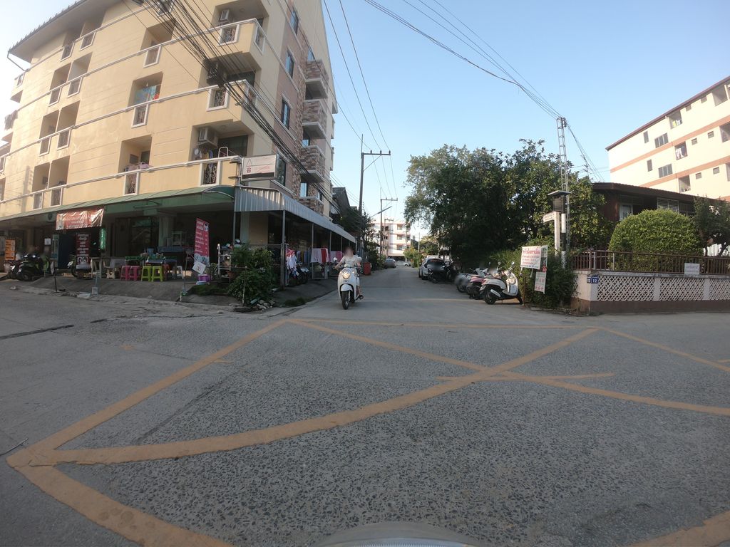 ภาพถนนตรงที่ หม่าล่า ม.ฟิน ตั้งอยู่ ถ่ายโดย chanuwath_grab พ.ศ. 2562 (2019) · A street-level view of where หม่าล่า ม.ฟิน · Mala M.fin stands, by chanuwath_grab in 2562 (2019)