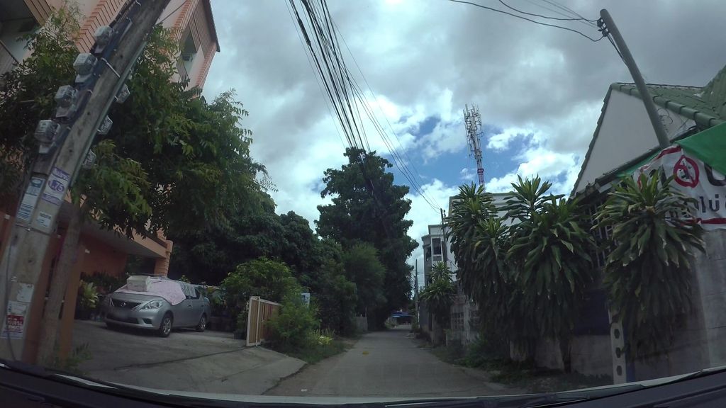 ภาพถนนตรงที่ ฟ้าคุ้มอพาร์ทเม้นต์ ตั้งอยู่ ถ่ายโดย kaart_3 พ.ศ. 2562 (2019) · A street-level view of where ฟ้าคุ้มอพาร์ทเม้นต์ · Fa Khum Aphatmen stands, by kaart_3 in 2562 (2019)