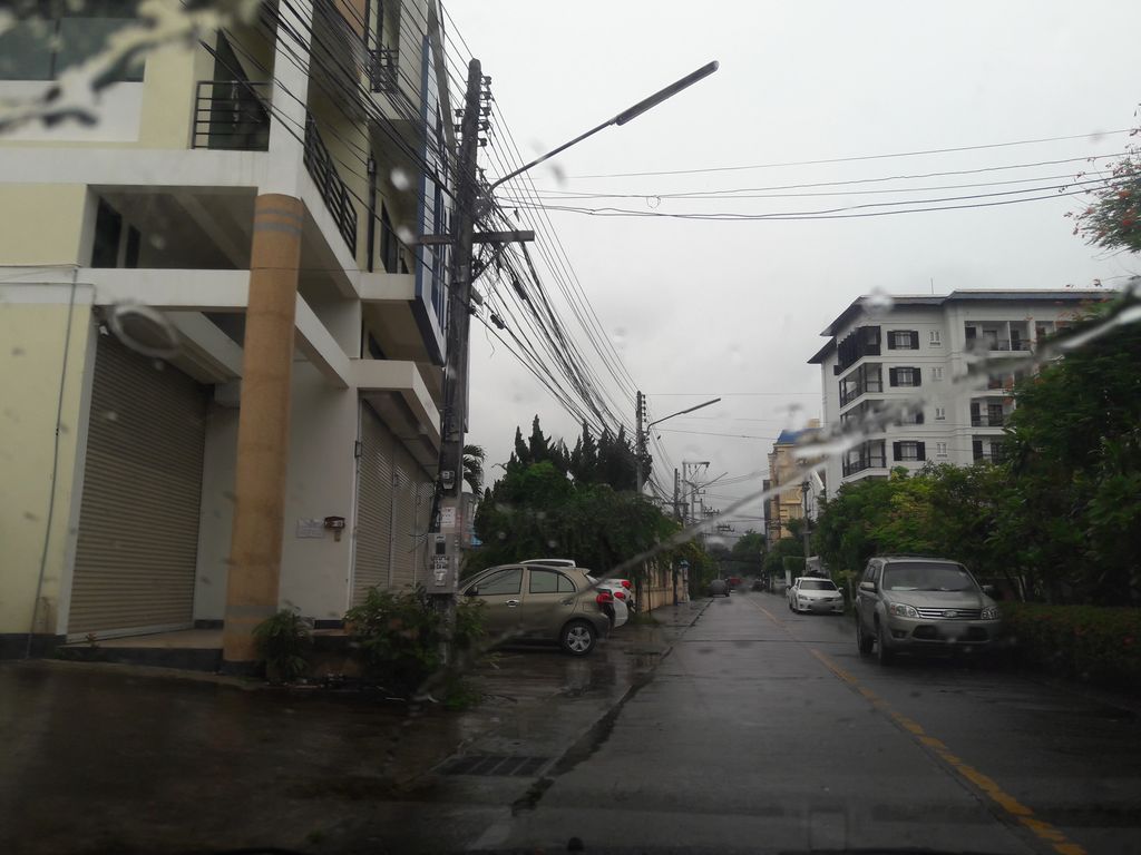 ภาพถนนตรงที่ Greenhouse ตั้งอยู่ ถ่ายโดย superbate พ.ศ. 2561 (2018) · A street-level view of where Greenhouse stands, by superbate in 2561 (2018)