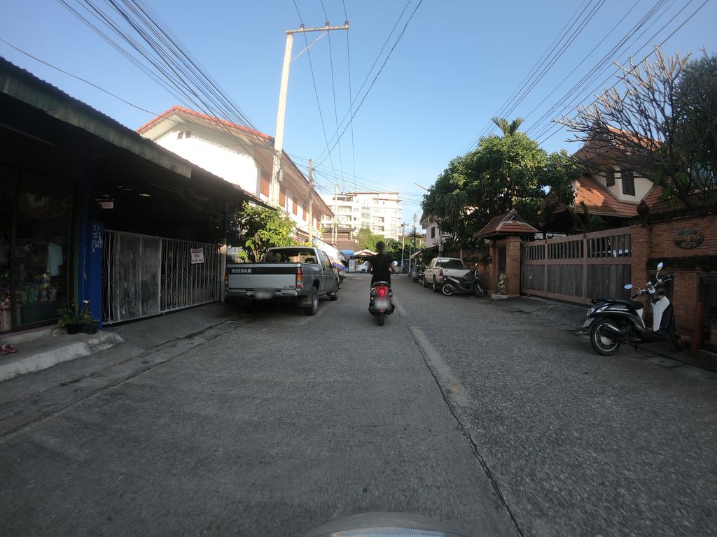 ภาพถนนตรงที่ เฮือนณัฐภรณ์ ตั้งอยู่ ถ่ายโดย chanuwath_grab พ.ศ. 2562 (2019) · A street-level view of where เฮือนณัฐภรณ์ · Hueannatphon stands, by chanuwath_grab in 2562 (2019)
