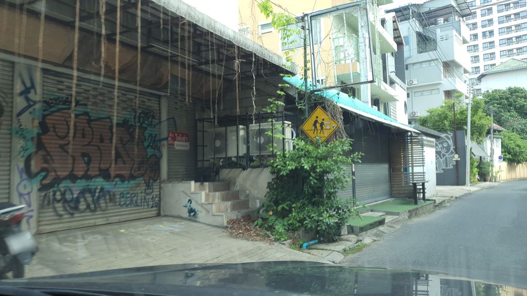 ภาพถนนตรงที่ อุทยานแห่งชาติออบหลวง ตั้งอยู่ ถ่ายโดย jrcarlsen พ.ศ. 2564 (2021) · A street-level view of where อุทยานแห่งชาติออบหลวง · Opluang National park stands, by jrcarlsen in 2564 (2021)