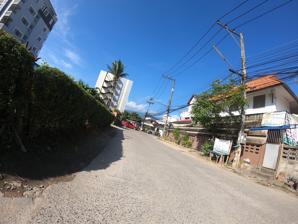 ภาพถนนตรงที่ เตี๋ยวเรือต้มตุ๋น ตั้งอยู่ ถ่ายโดย chanuwath_grab พ.ศ. 2562 (2019) · A street-level view of where เตี๋ยวเรือต้มตุ๋น · Tiaoruea Tomtun stands, by chanuwath_grab in 2562 (2019)