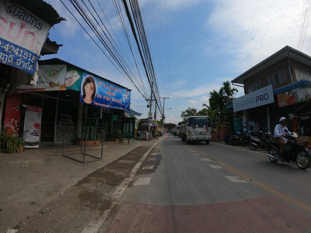 ภาพถนนตรงที่ ผึ้งน้อยเบเกอรี่ตลาดป่าเหมือด ตั้งอยู่ ถ่ายโดย chanuwath_grab พ.ศ. 2562 (2019) · A street-level view of where ผึ้งน้อยเบเกอรี่ตลาดป่าเหมือด · Phuengnoi Bakery Talat Pamueat stands, by chanuwath_grab in 2562 (2019)