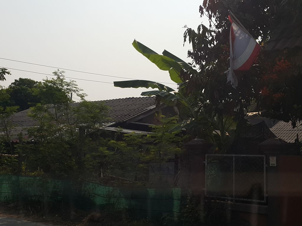 ภาพถนนตรงที่ โกแดงฮ่องกง ก๋วยเตี๋ยวเนื้อตุ๋น หมูแดง เป็ดย่างสไตล์ฮ่องกง ตั้งอยู่ ถ่ายโดย jrcarlsen พ.ศ. 2559 (2016) · A street-level view of where โกแดงฮ่องกง ก๋วยเตี๋ยวเนื้อตุ๋น หมูแดง เป็ดย่างสไตล์ฮ่องกง · Kodaenghongkong Kuaitiao Nueatun Mudaeng Petyang Style Hongkong stands, by jrcarlsen in 2559 (2016)