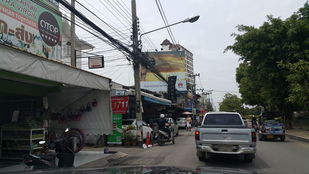 ภาพถนนตรงที่ Therichcondo chiangmai ตั้งอยู่ ถ่ายโดย jrcarlsen พ.ศ. 2559 (2016) · A street-level view of where Therichcondo chiangmai stands, by jrcarlsen in 2559 (2016)