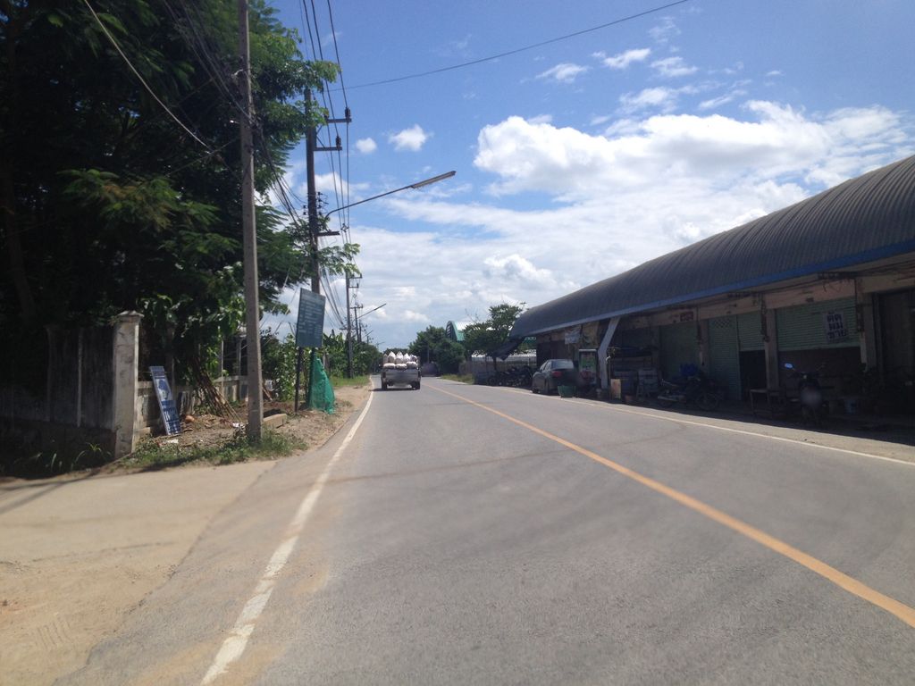 ภาพถนนตรงที่ ก๋วยเตี๋ยวเรือวิบวับ ตั้งอยู่ ถ่ายโดย jimwatana พ.ศ. 2558 (2015) · A street-level view of where ก๋วยเตี๋ยวเรือวิบวับ · Kuai Tiaoruea Wipwap stands, by jimwatana in 2558 (2015)