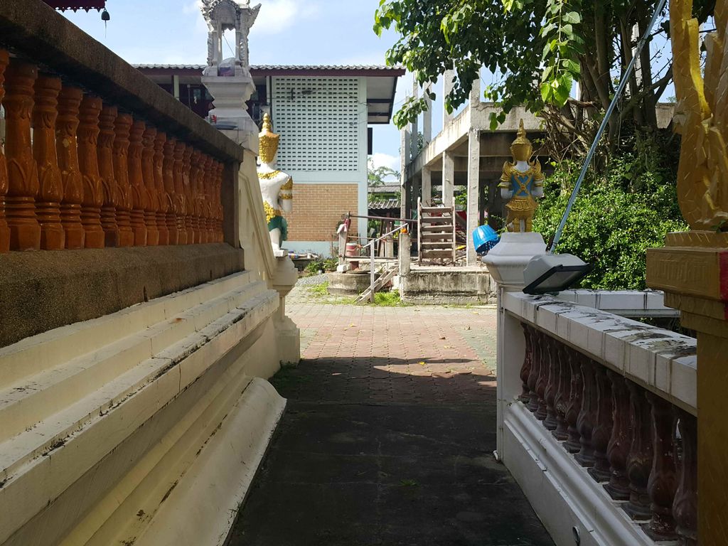 ภาพถนนตรงที่ วัดป่าเหมือด ตั้งอยู่ ถ่ายโดย jrcarlsen พ.ศ. 2558 (2015) · A street-level view of where วัดป่าเหมือด · Wat Pamueat stands, by jrcarlsen in 2558 (2015)