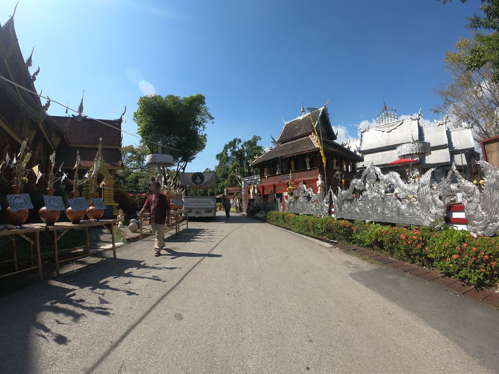 ภาพถนนตรงที่ เครื่องเงินวัดศรีสุพรรณ ตั้งอยู่ ถ่ายโดย chanuwath_grab พ.ศ. 2562 (2019) · A street-level view of where เครื่องเงินวัดศรีสุพรรณ · Khrueangngoen Wat Sisuphraron stands, by chanuwath_grab in 2562 (2019)