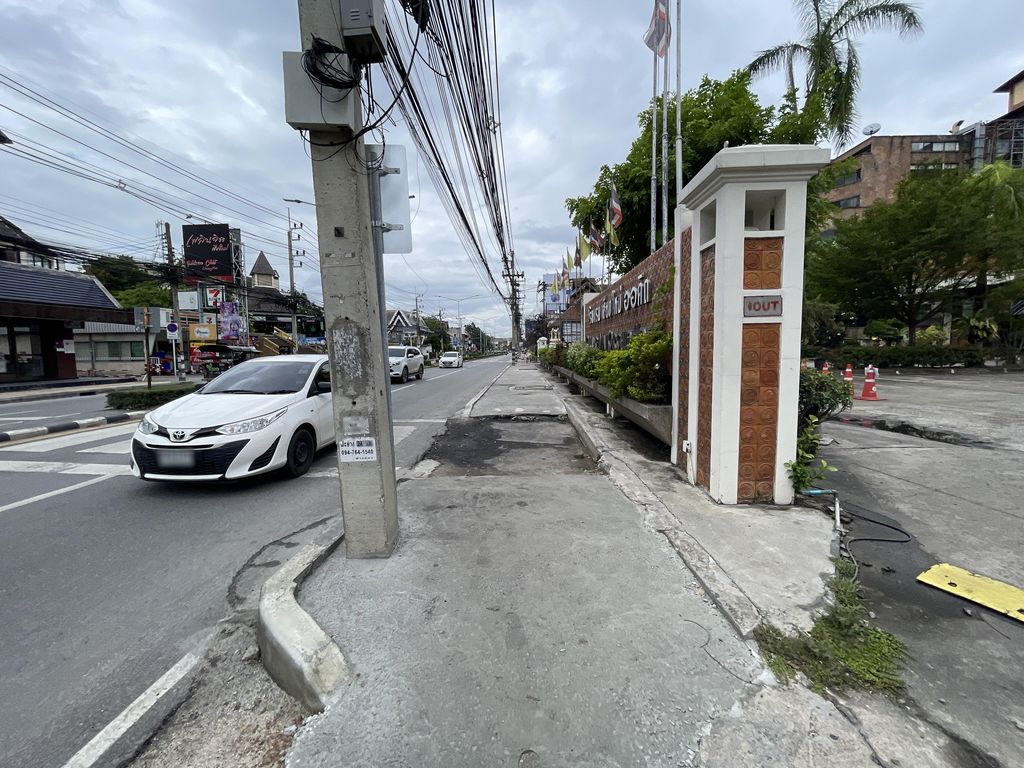 ภาพถนนตรงที่ Chiang Mai Orchid Society - COS ตั้งอยู่ ถ่ายโดย filipb พ.ศ. 2566 (2023) · A street-level view of where Chiang Mai Orchid Society - COS stands, by filipb in 2566 (2023)