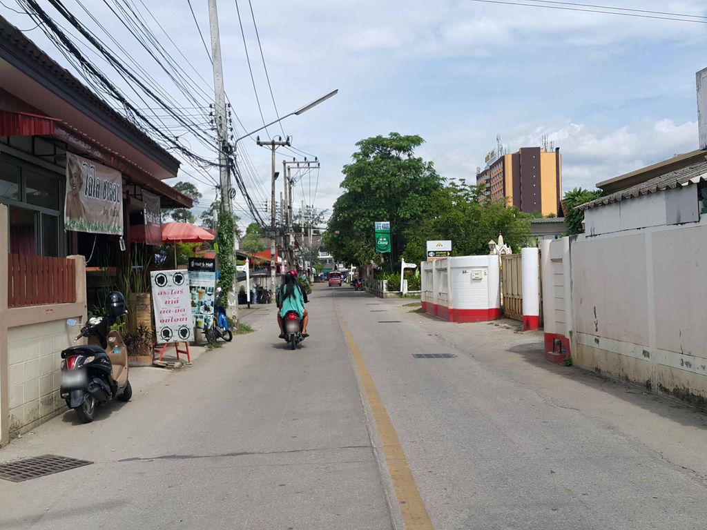 ภาพถนนตรงที่ โรงแรมบ้านมะลิซ้อน ตั้งอยู่ ถ่ายโดย jrcarlsen พ.ศ. 2558 (2015) · A street-level view of where โรงแรมบ้านมะลิซ้อน · Ban Mali Son Hotel stands, by jrcarlsen in 2558 (2015)