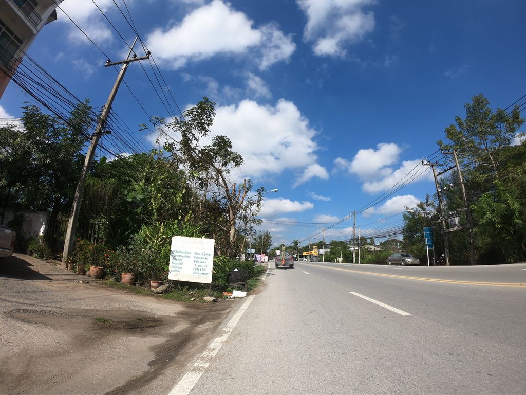 ภาพถนนตรงที่ ก๋วยเตี๋ยวแม่น้อย ตั้งอยู่ ถ่ายโดย chanuwath_grab พ.ศ. 2562 (2019) · A street-level view of where ก๋วยเตี๋ยวแม่น้อย · Kuaitiao Mae Noi stands, by chanuwath_grab in 2562 (2019)