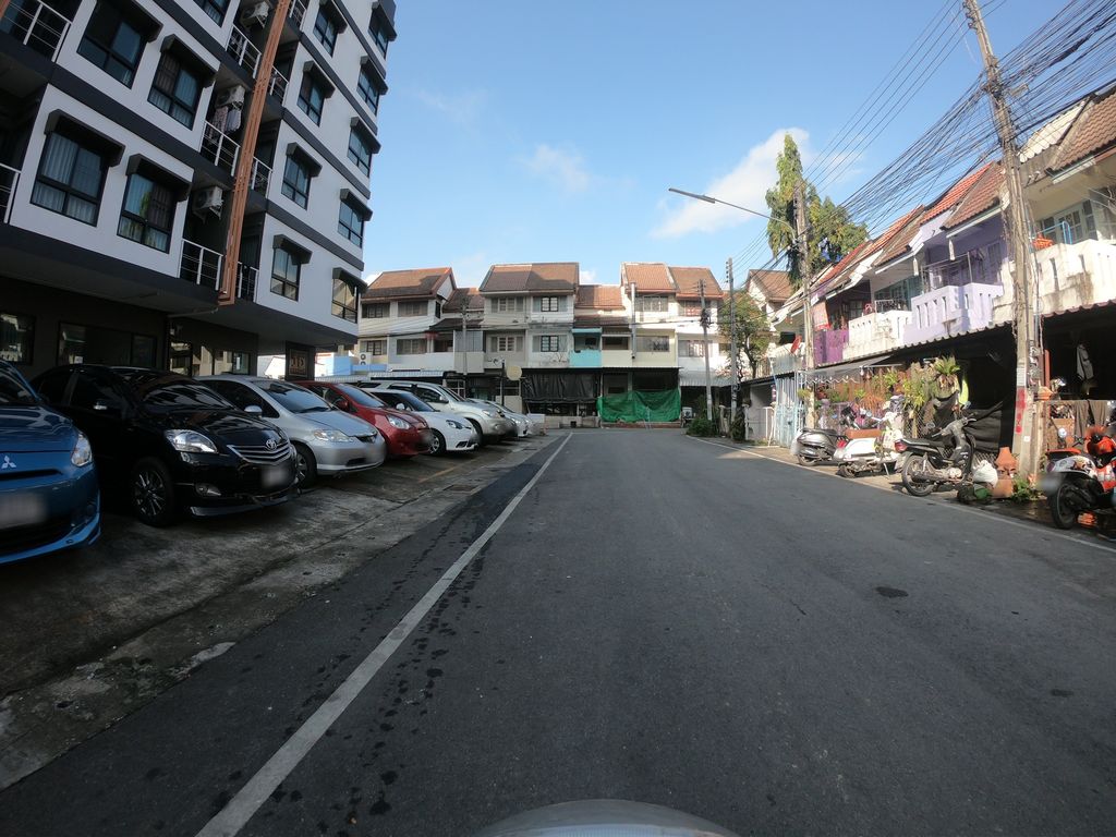 ภาพถนนตรงที่ โฮฟุ ครัวญี่ปุ่น ตั้งอยู่ ถ่ายโดย chanuwath_grab พ.ศ. 2562 (2019) · A street-level view of where โฮฟุ ครัวญี่ปุ่น · Hofu Khruayipun stands, by chanuwath_grab in 2562 (2019)
