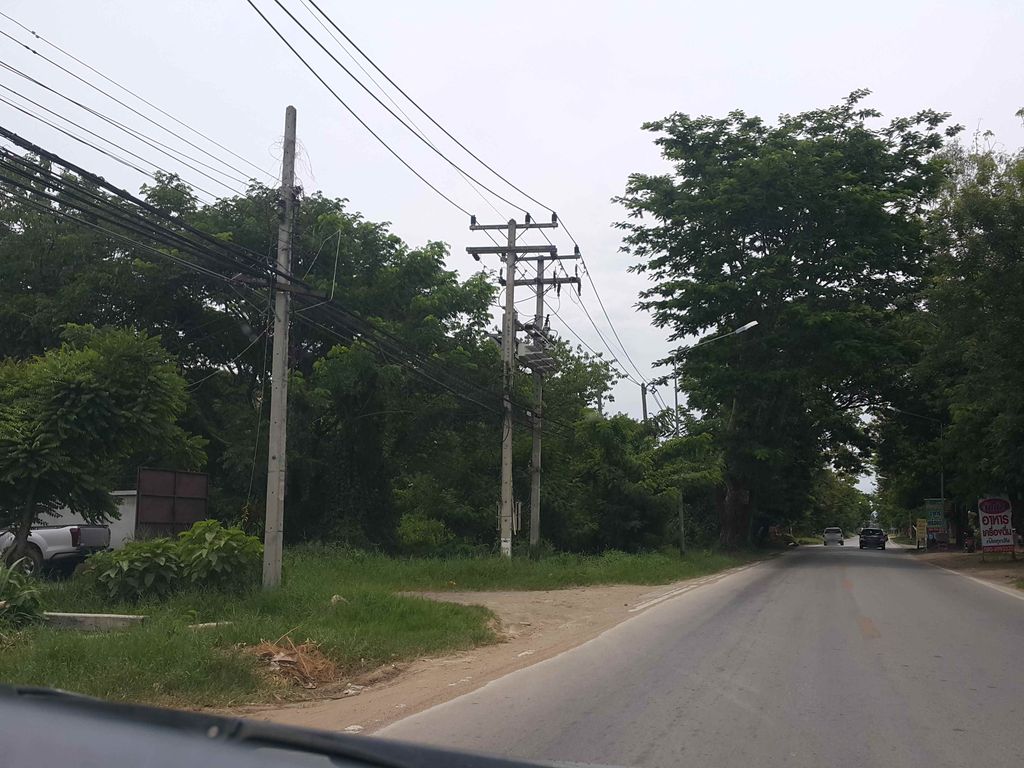 ภาพถนนตรงที่ ปลาเผา คนหล่อ ตั้งอยู่ ถ่ายโดย jrcarlsen พ.ศ. 2558 (2015) · A street-level view of where ปลาเผา คนหล่อ · Plaphao Khanalo stands, by jrcarlsen in 2558 (2015)