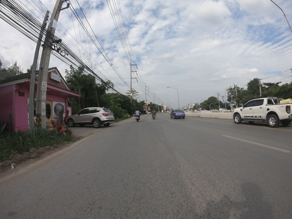 ภาพถนนตรงที่ Rainbow Nails ตั้งอยู่ ถ่ายโดย chanuwath_grab พ.ศ. 2562 (2019) · A street-level view of where Rainbow Nails stands, by chanuwath_grab in 2562 (2019)