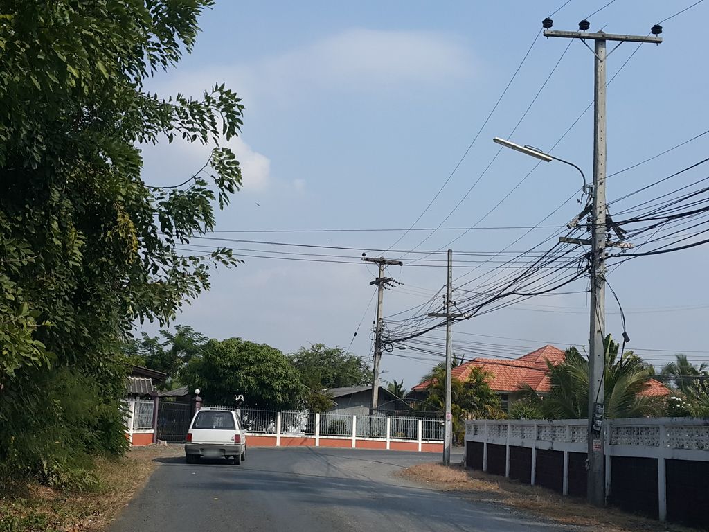 ภาพถนนตรงที่ วัดศรีทรายมูล ตั้งอยู่ ถ่ายโดย jrcarlsen พ.ศ. 2558 (2015) · A street-level view of where วัดศรีทรายมูล · Wat Sisaimun stands, by jrcarlsen in 2558 (2015)