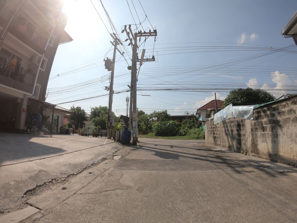 ภาพถนนตรงที่ N&N Apartment ตั้งอยู่ ถ่ายโดย chanuwath_grab พ.ศ. 2562 (2019) · A street-level view of where N&N Apartment stands, by chanuwath_grab in 2562 (2019)