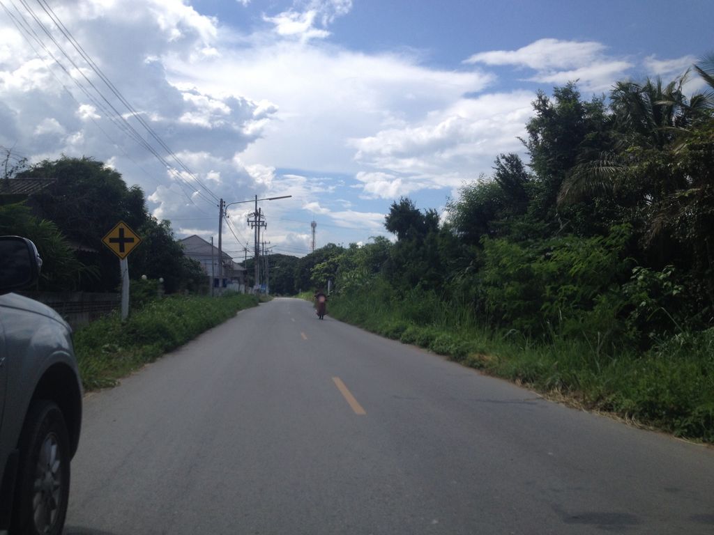 ภาพถนนตรงที่ ก้อย น้ำแข็งใสบิงซู ตั้งอยู่ ถ่ายโดย jimwatana พ.ศ. 2558 (2015) · A street-level view of where ก้อย น้ำแข็งใสบิงซู · Koi Nam Khaeng Sai Bingsu stands, by jimwatana in 2558 (2015)