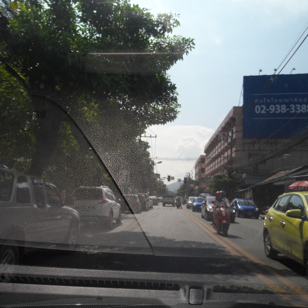 ภาพถนนตรงที่ หมวกกันน็อคเชียงใหม่ ตั้งอยู่ ถ่ายโดย superbate พ.ศ. 2561 (2018) · A street-level view of where หมวกกันน็อคเชียงใหม่ · Muakkannook Chiang Mai stands, by superbate in 2561 (2018)