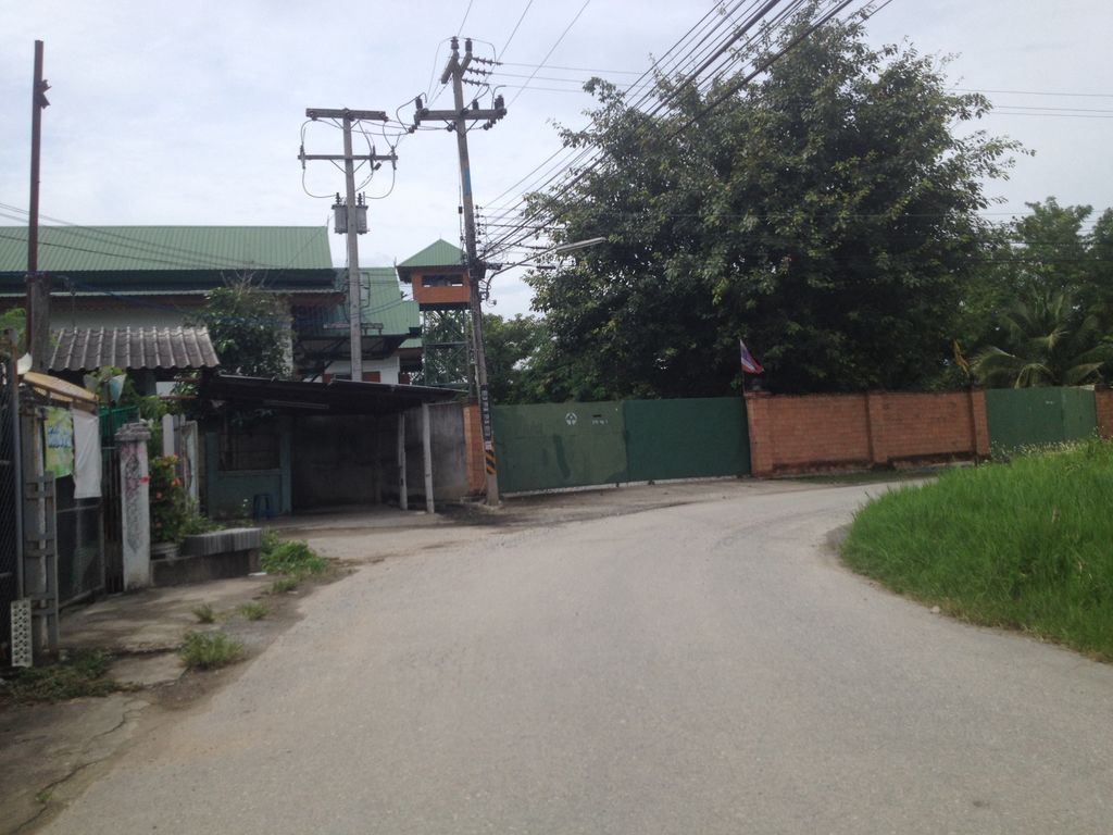 ภาพถนนตรงที่ Last Shot Coffee ตั้งอยู่ ถ่ายโดย jimwatana พ.ศ. 2558 (2015) · A street-level view of where Last Shot Coffee stands, by jimwatana in 2558 (2015)