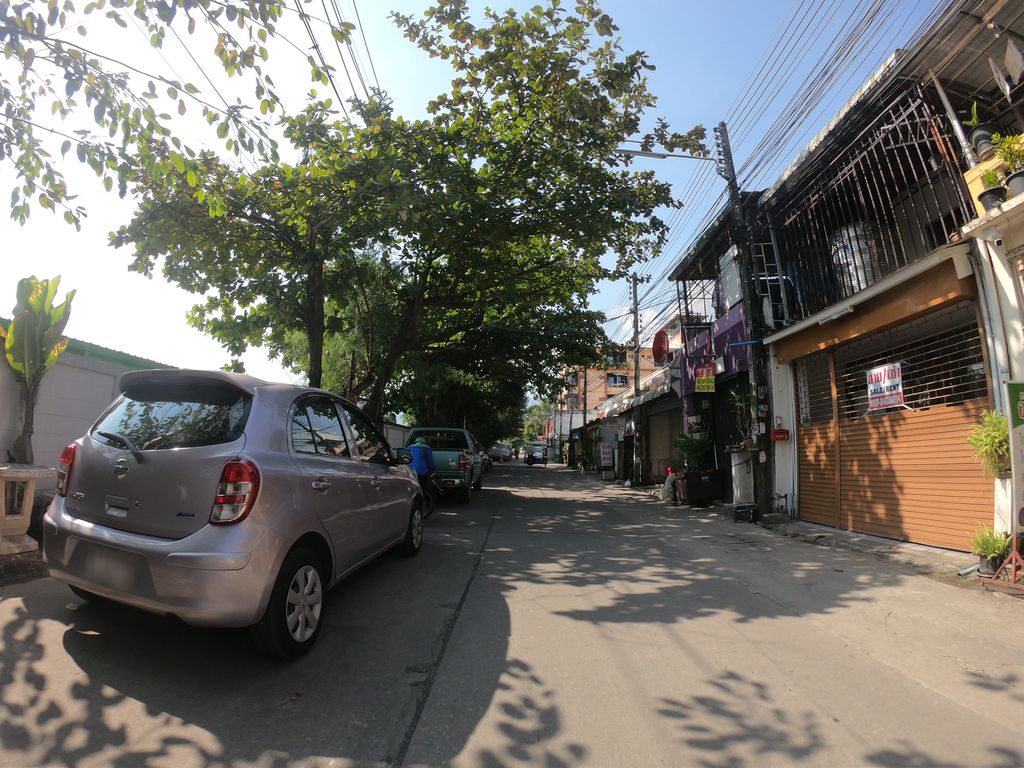 ภาพถนนตรงที่ กาแฟบ้านสีน้ำ - Baansenam Coffee ตั้งอยู่ ถ่ายโดย chanuwath_grab พ.ศ. 2562 (2019) · A street-level view of where กาแฟบ้านสีน้ำ - Baansenam Coffee stands, by chanuwath_grab in 2562 (2019)