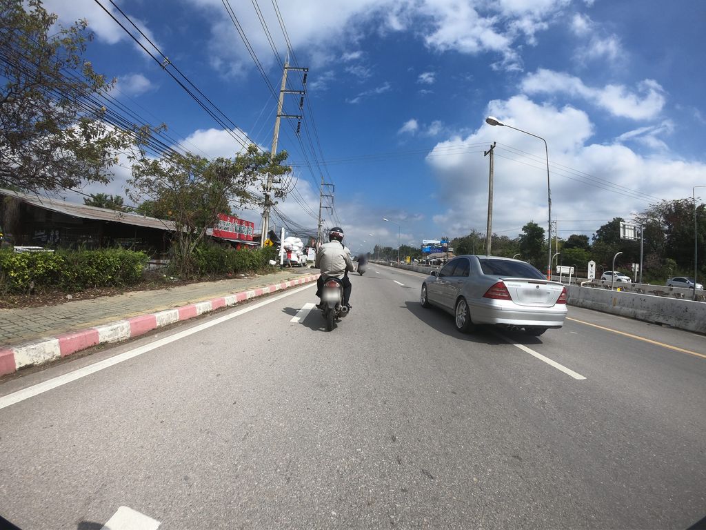 ภาพถนนตรงที่ ครัวโนรา แกงใต้ ตั้งอยู่ ถ่ายโดย chanuwath_grab พ.ศ. 2562 (2019) · A street-level view of where ครัวโนรา แกงใต้ · Khruanora Kaengtai stands, by chanuwath_grab in 2562 (2019)