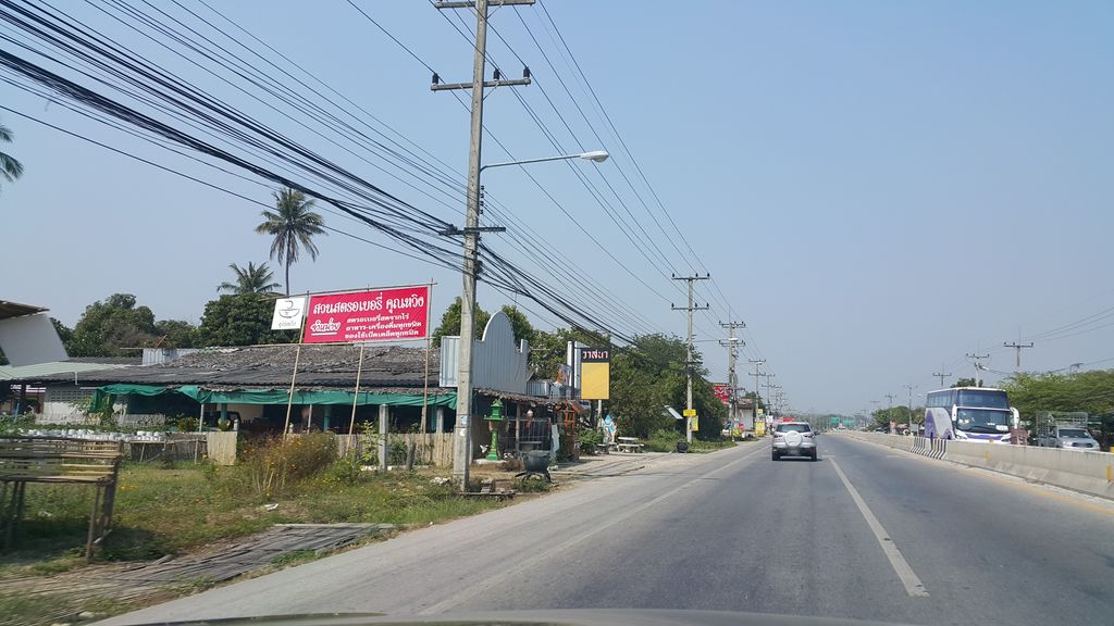 ภาพถนนตรงที่ Carelot ตั้งอยู่ ถ่ายโดย jrcarlsen พ.ศ. 2560 (2017) · A street-level view of where Carelot stands, by jrcarlsen in 2560 (2017)