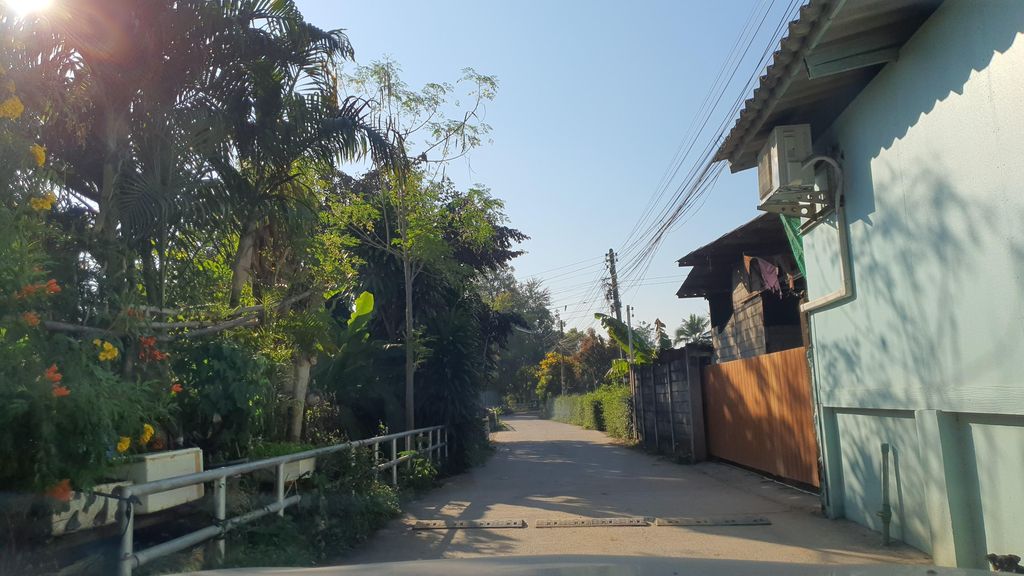 ภาพถนนตรงที่ ร้าน เกษรา ชุดครุย ตั้งอยู่ ถ่ายโดย jrcarlsen พ.ศ. 2565 (2022) · A street-level view of where ร้าน เกษรา ชุดครุย · Ran Ketra Chutkhrui stands, by jrcarlsen in 2565 (2022)