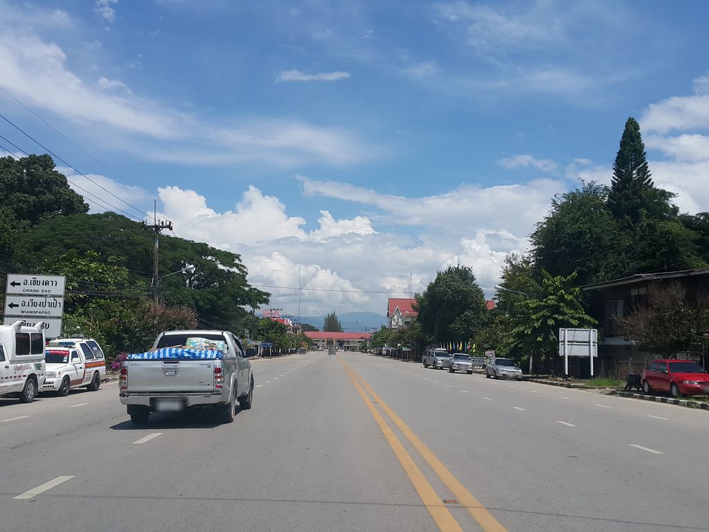 ภาพถนนตรงที่ วัดทุ่งหลวง ตั้งอยู่ ถ่ายโดย jrcarlsen พ.ศ. 2558 (2015) · A street-level view of where วัดทุ่งหลวง · Wat Thung Luang stands, by jrcarlsen in 2558 (2015)