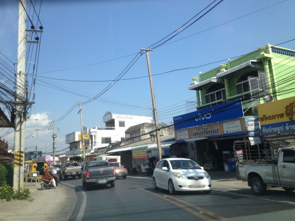 ภาพถนนตรงที่ ซอยสิบสาม ตั้งอยู่ ถ่ายโดย jimwatana พ.ศ. 2558 (2015) · A street-level view of where ซอยสิบสาม · Soi Sipsam stands, by jimwatana in 2558 (2015)
