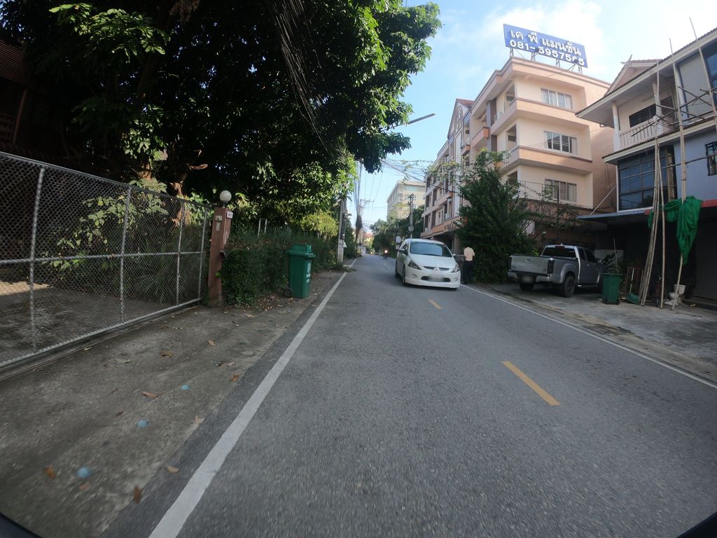 ภาพถนนตรงที่ ขนมไข่แมว ตั้งอยู่ ถ่ายโดย chanuwath_grab พ.ศ. 2562 (2019) · A street-level view of where ขนมไข่แมว · Khanomkhaimaeo stands, by chanuwath_grab in 2562 (2019)