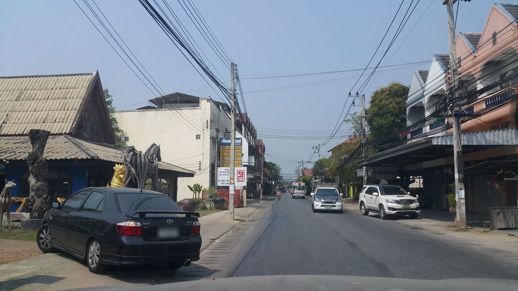 ภาพถนนตรงที่ มุมเมา ตั้งอยู่ ถ่ายโดย jrcarlsen พ.ศ. 2562 (2019) · A street-level view of where มุมเมา · Mummao stands, by jrcarlsen in 2562 (2019)
