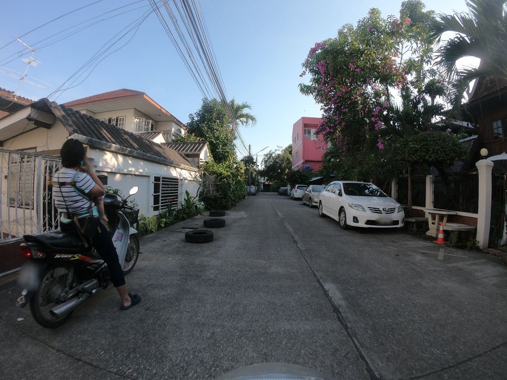 ภาพถนนตรงที่ Khaofang Dessert Cafe ตั้งอยู่ ถ่ายโดย chanuwath_grab พ.ศ. 2562 (2019) · A street-level view of where Khaofang Dessert Cafe stands, by chanuwath_grab in 2562 (2019)