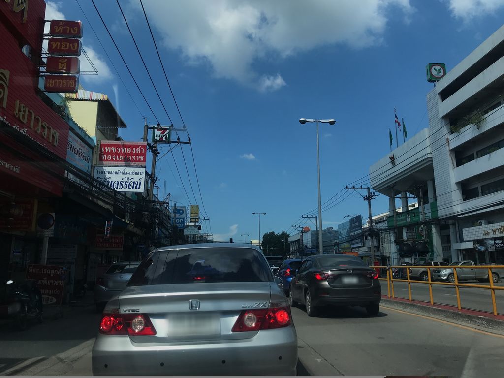 ภาพถนนตรงที่ Dragonhome ตั้งอยู่ ถ่ายโดย prasert พ.ศ. 2561 (2018) · A street-level view of where Dragonhome stands, by prasert in 2561 (2018)