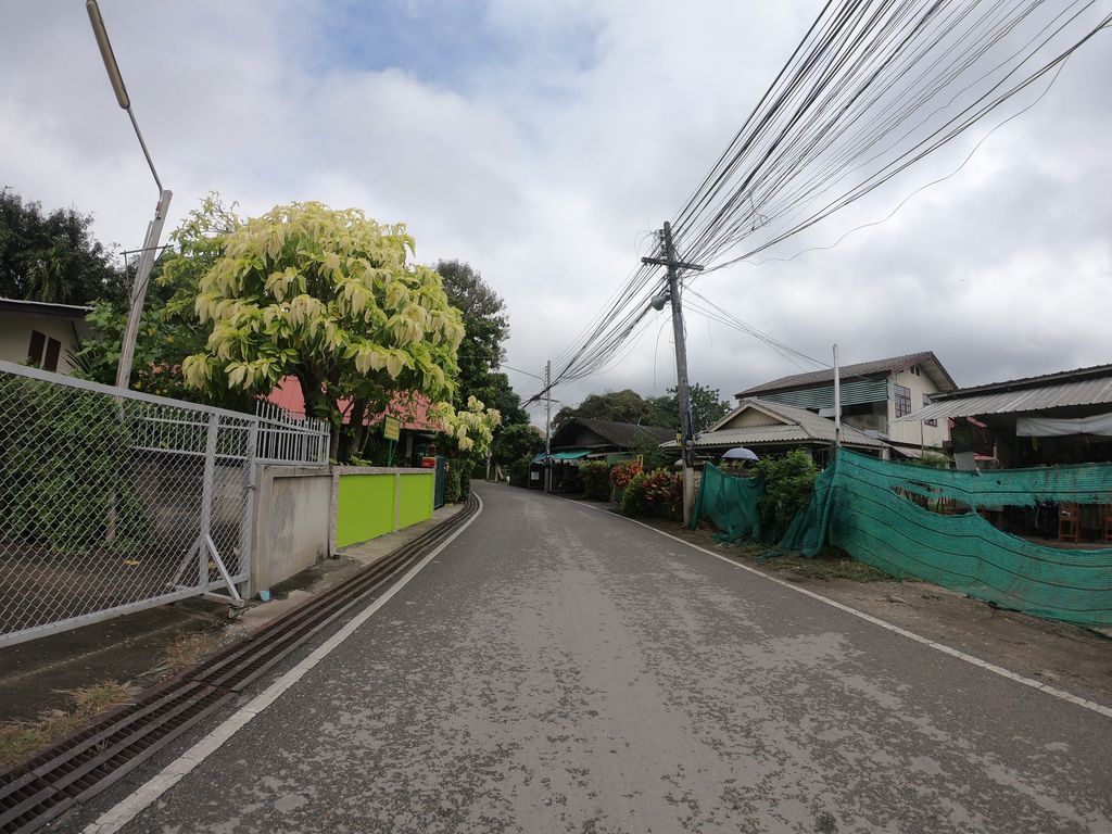 ภาพถนนตรงที่ Woodsage Coffee & Bar ตั้งอยู่ ถ่ายโดย chanuwath_grab พ.ศ. 2562 (2019) · A street-level view of where Woodsage Coffee & Bar stands, by chanuwath_grab in 2562 (2019)