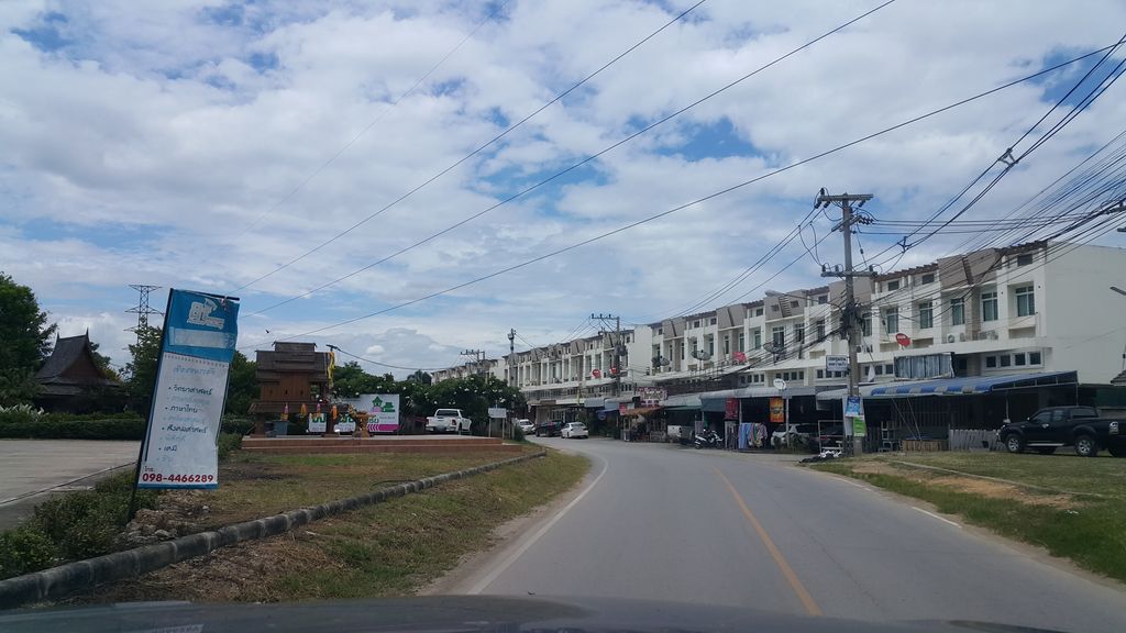 ภาพถนนตรงที่ ฮัก สเต็ก ตั้งอยู่ ถ่ายโดย jrcarlsen พ.ศ. 2560 (2017) · A street-level view of where ฮัก สเต็ก · Hak Steak stands, by jrcarlsen in 2560 (2017)