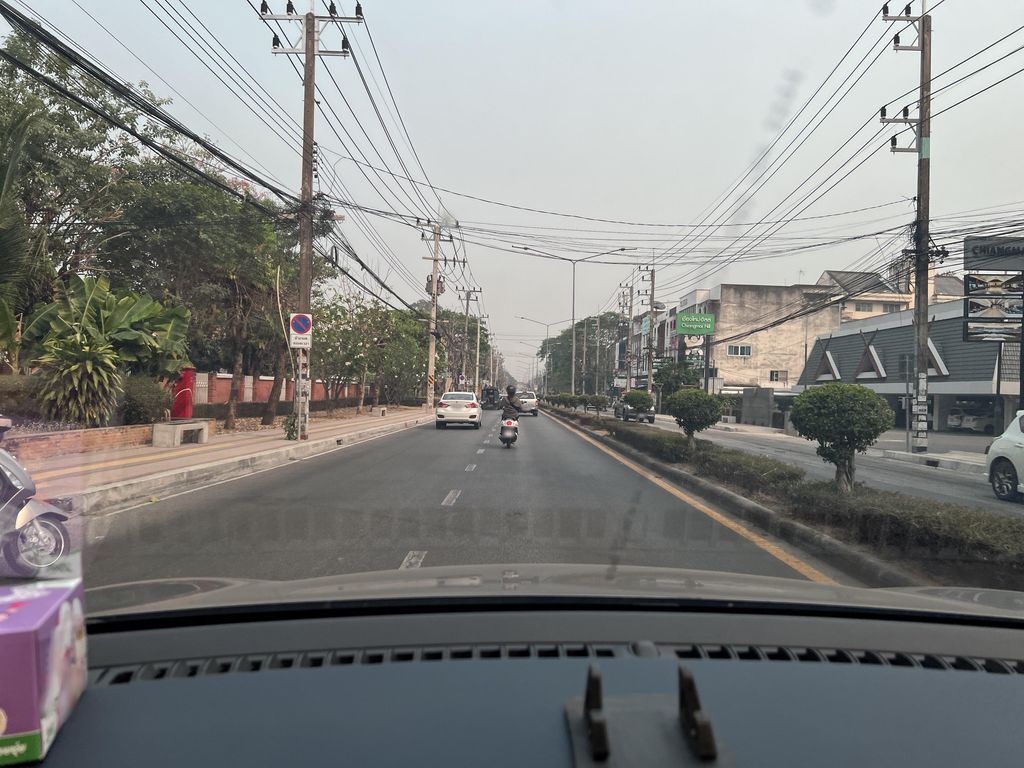 ภาพถนนตรงที่ The Trio Condo ตั้งอยู่ ถ่ายโดย lin_wang พ.ศ. 2567 (2024) · A street-level view of where The Trio Condo stands, by lin_wang in 2567 (2024)