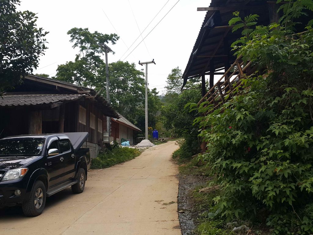 ภาพถนนตรงที่ สบก๋าย ตั้งอยู่ ถ่ายโดย jrcarlsen พ.ศ. 2558 (2015) · A street-level view of where สบก๋าย · Sopkai stands, by jrcarlsen in 2558 (2015)