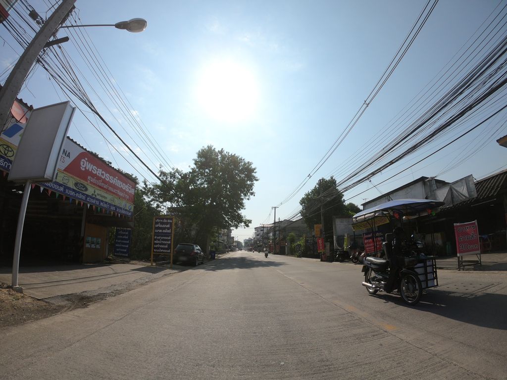 ภาพถนนตรงที่ หมูเด้งยี่สิบ20เชียงใหม่ ตั้งอยู่ ถ่ายโดย chanuwath_grab พ.ศ. 2562 (2019) · A street-level view of where หมูเด้งยี่สิบ20เชียงใหม่ · Mudeng Yisip20Chiang Mai stands, by chanuwath_grab in 2562 (2019)