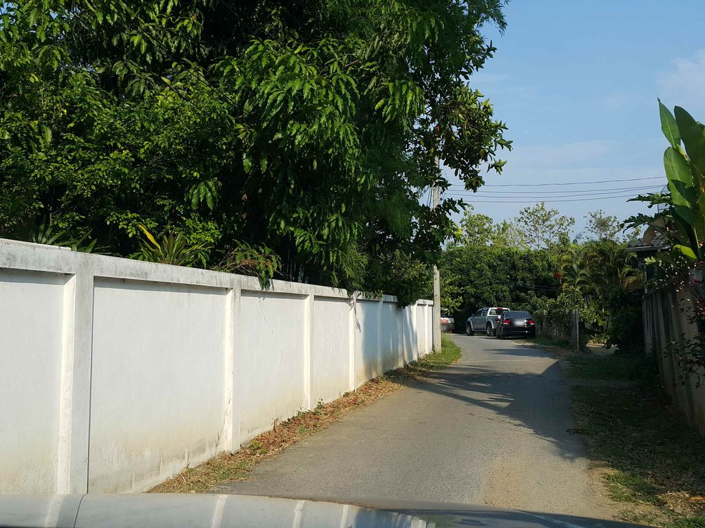 ภาพถนนตรงที่ แซ่บอีสานบ้านสวน ตั้งอยู่ ถ่ายโดย jrcarlsen พ.ศ. 2558 (2015) · A street-level view of where แซ่บอีสานบ้านสวน · Saepisan Ban Suan stands, by jrcarlsen in 2558 (2015)