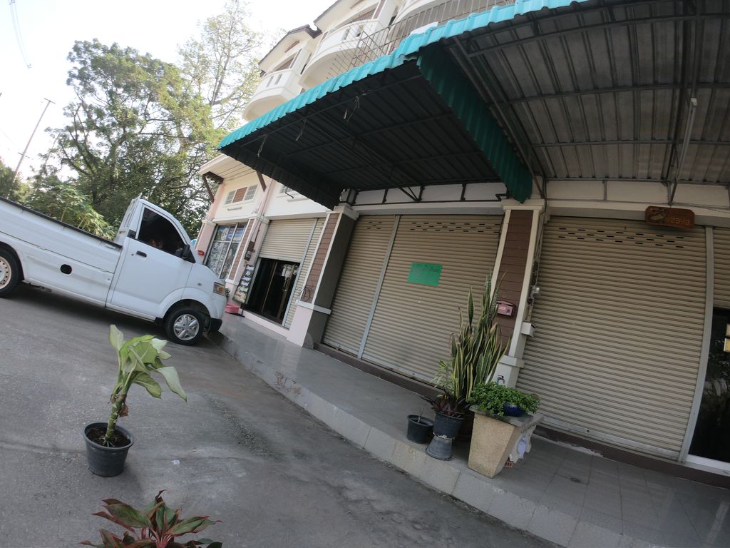 ภาพถนนตรงที่ เฮง เฮง คั่วไก่ ตั้งอยู่ ถ่ายโดย chanuwath_grab พ.ศ. 2562 (2019) · A street-level view of where เฮง เฮง คั่วไก่ · Heng Heng Khuakai stands, by chanuwath_grab in 2562 (2019)