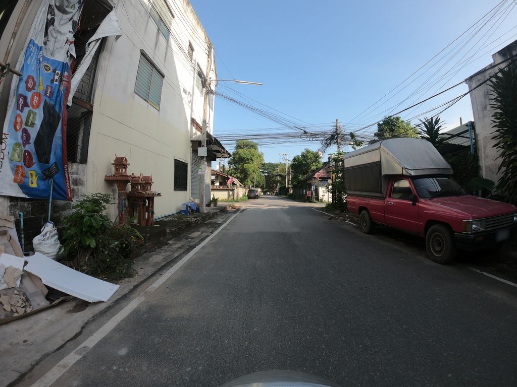 ภาพถนนตรงที่ ร้านเสริมสวยต้นกล้า ตั้งอยู่ ถ่ายโดย chanuwath_grab พ.ศ. 2562 (2019) · A street-level view of where ร้านเสริมสวยต้นกล้า · Ton Kla Beauty salon stands, by chanuwath_grab in 2562 (2019)
