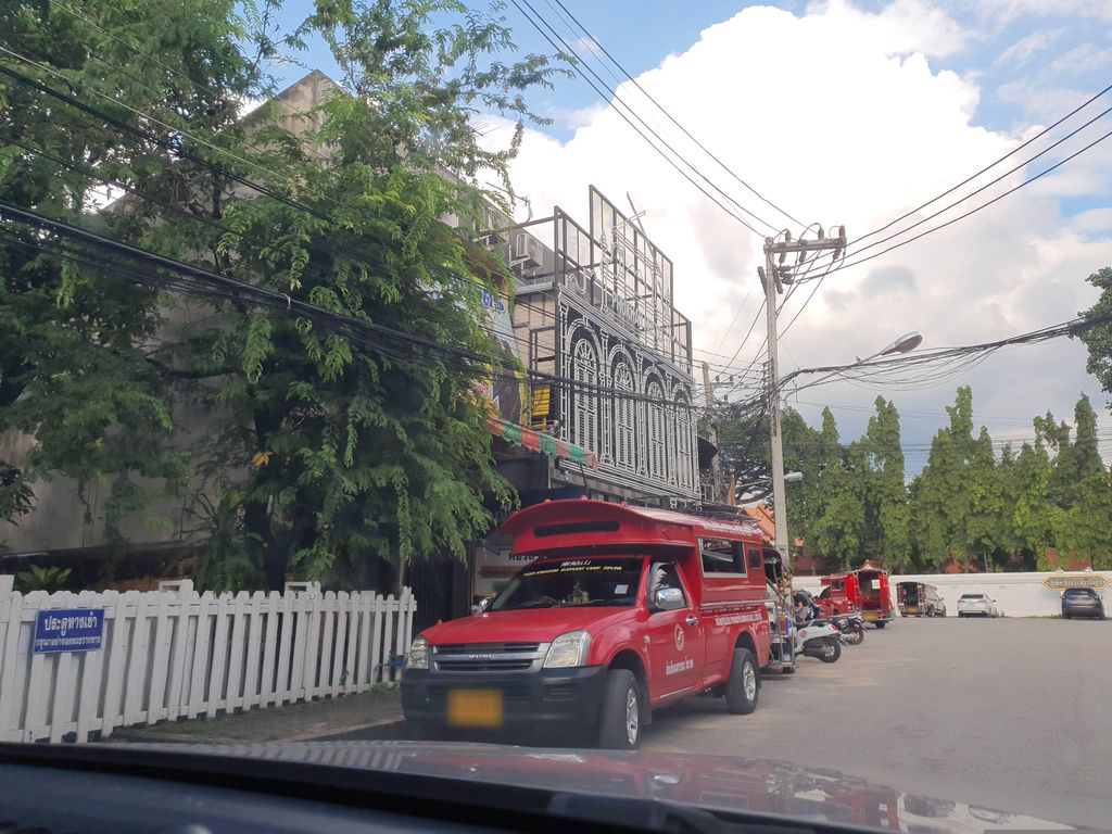 ภาพถนนตรงที่ ASANA Architect ตั้งอยู่ ถ่ายโดย jrcarlsen พ.ศ. 2566 (2023) · A street-level view of where ASANA Architect stands, by jrcarlsen in 2566 (2023)