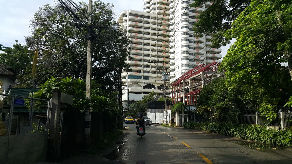 ภาพถนนตรงที่ ขันโตกวิวน้ำ ตั้งอยู่ ถ่ายโดย jrcarlsen พ.ศ. 2559 (2016) · A street-level view of where ขันโตกวิวน้ำ · Khantokwionam stands, by jrcarlsen in 2559 (2016)