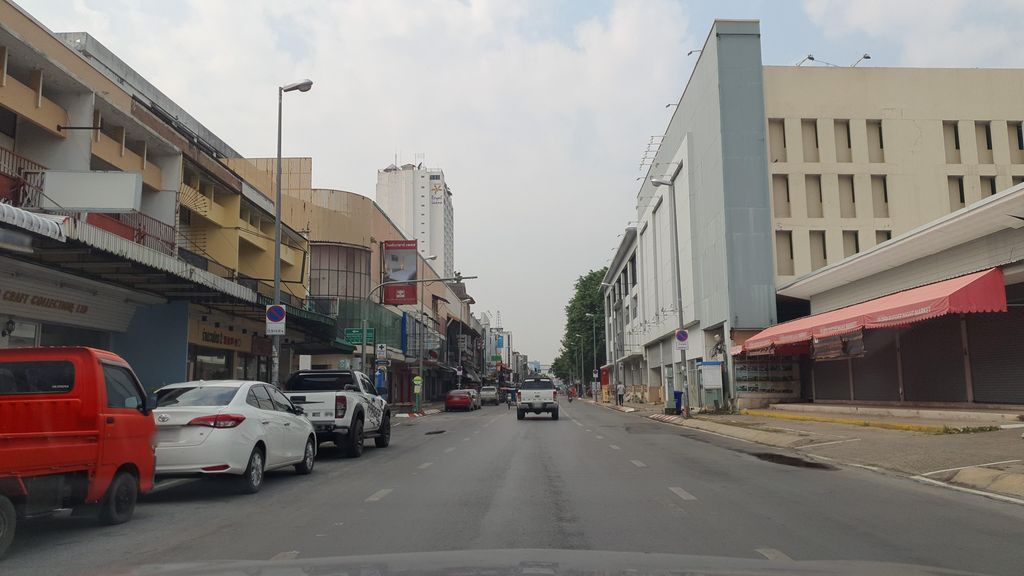 ภาพถนนตรงที่ Peaks Garden room 205 and 515 ตั้งอยู่ ถ่ายโดย jrcarlsen พ.ศ. 2565 (2022) · A street-level view of where Peaks Garden room 205 and 515 stands, by jrcarlsen in 2565 (2022)