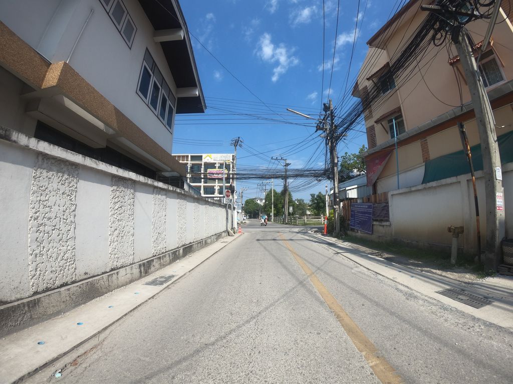 ภาพถนนตรงที่ หอพักสุริยา ตั้งอยู่ ถ่ายโดย chanuwath_grab พ.ศ. 2562 (2019) · A street-level view of where หอพักสุริยา · Suriya Dormitory stands, by chanuwath_grab in 2562 (2019)