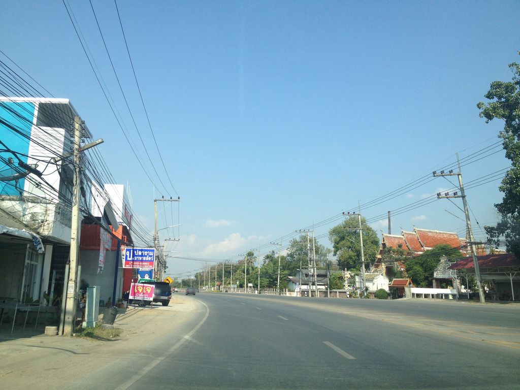 ภาพถนนตรงที่ Ct Yaki Seak ตั้งอยู่ ถ่ายโดย jimwatana พ.ศ. 2558 (2015) · A street-level view of where Ct Yaki Seak stands, by jimwatana in 2558 (2015)