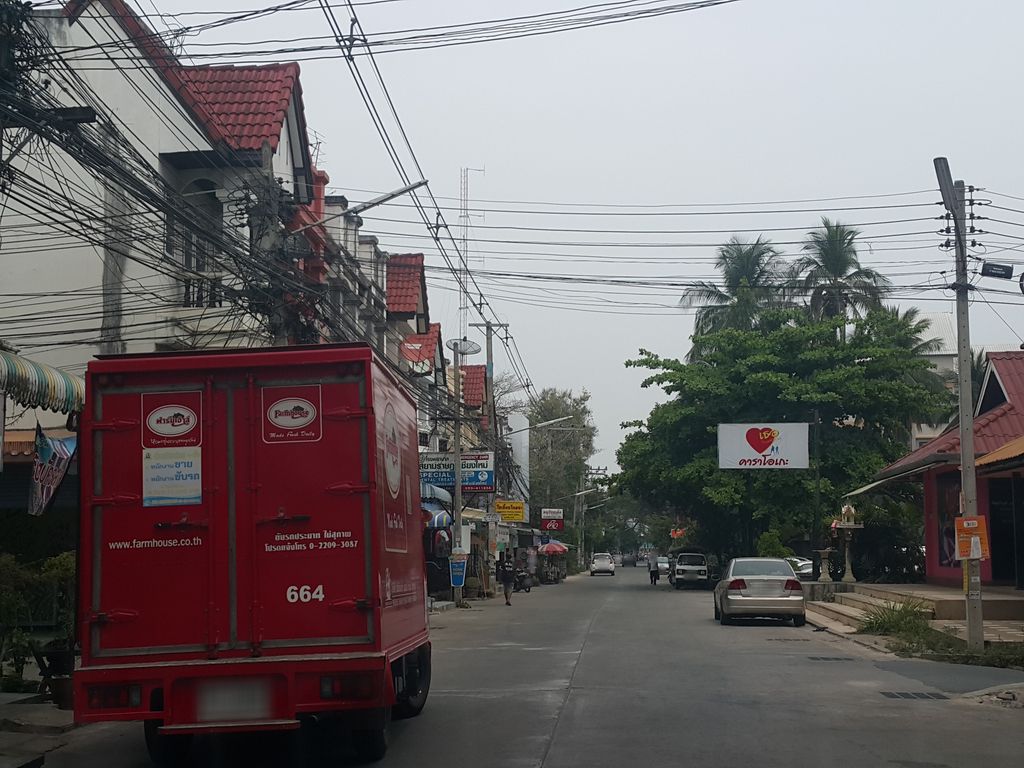 ภาพถนนตรงที่ ยำยำ ช้างน้อย YumYum Changnoi Chiang Mai ตั้งอยู่ ถ่ายโดย jrcarlsen พ.ศ. 2559 (2016) · A street-level view of where ยำยำ ช้างน้อย YumYum Changnoi Chiang Mai stands, by jrcarlsen in 2559 (2016)